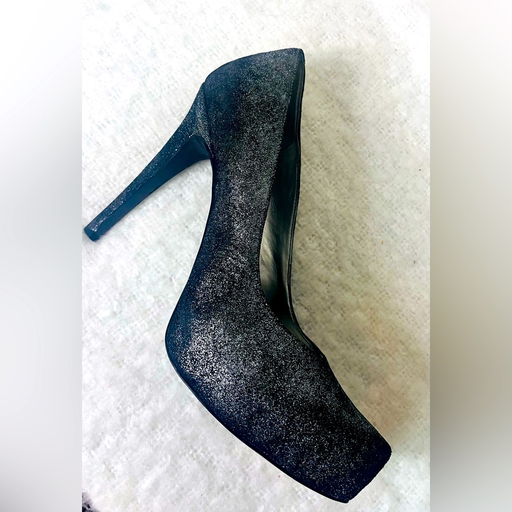 BCBG platform heels black color magnet/ferro leather Size 9.5 good condition